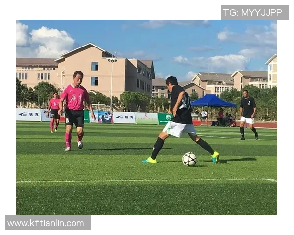 足球明星在海边的阳光下尽显风采与魅力的精彩瞬间