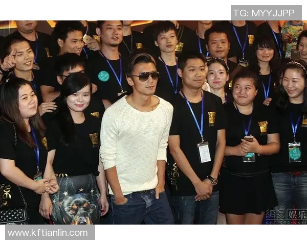 谢霆锋与足球明星亲密合影展现运动与娱乐的完美结合