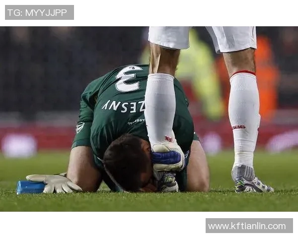 足球明星亲吻背后的情感与文化意义探讨