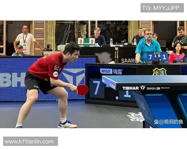 足球明星挑战乒乓球技艺赛场展现不一样的运动魅力与激情